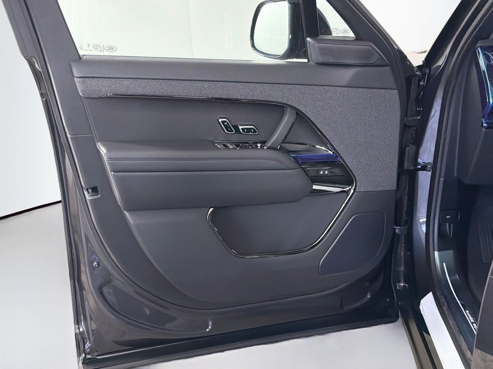 New 2026 Carpathian Grey Land Rover Dynamic SE image 21
