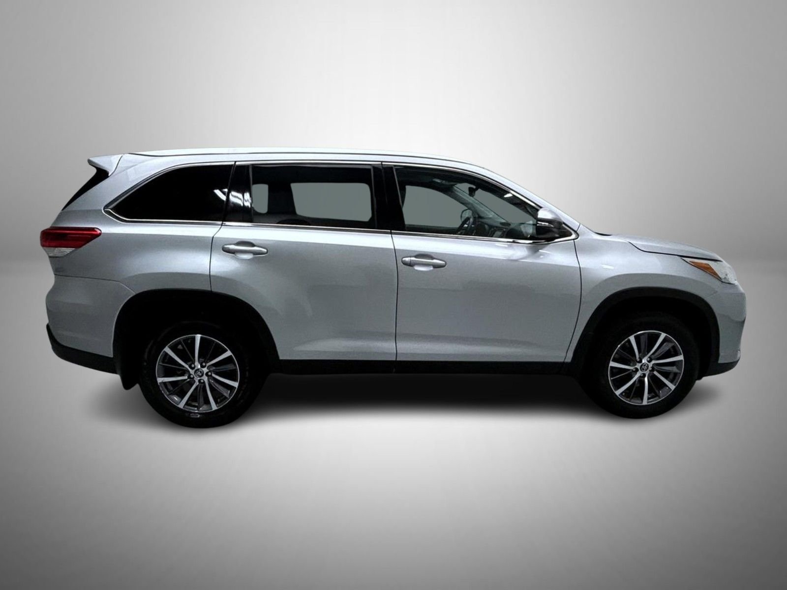 Used 2019 Silver Toyota XLE image 4