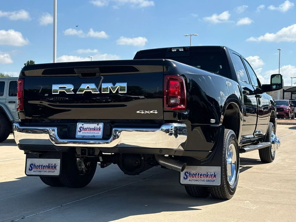 New 2026 Diamond Black Crystal Pearl-Coat Exterior Paint RAM Tradesman image 9