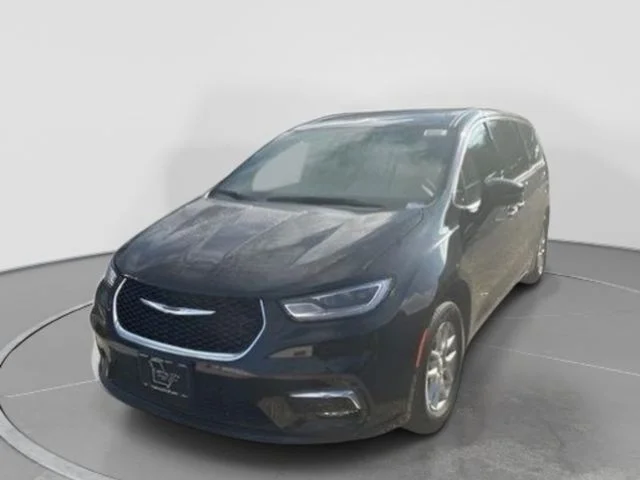 New 2026 Diamond Black Crystal Pearl-Coat Exterior Paint Chrysler Select image 5