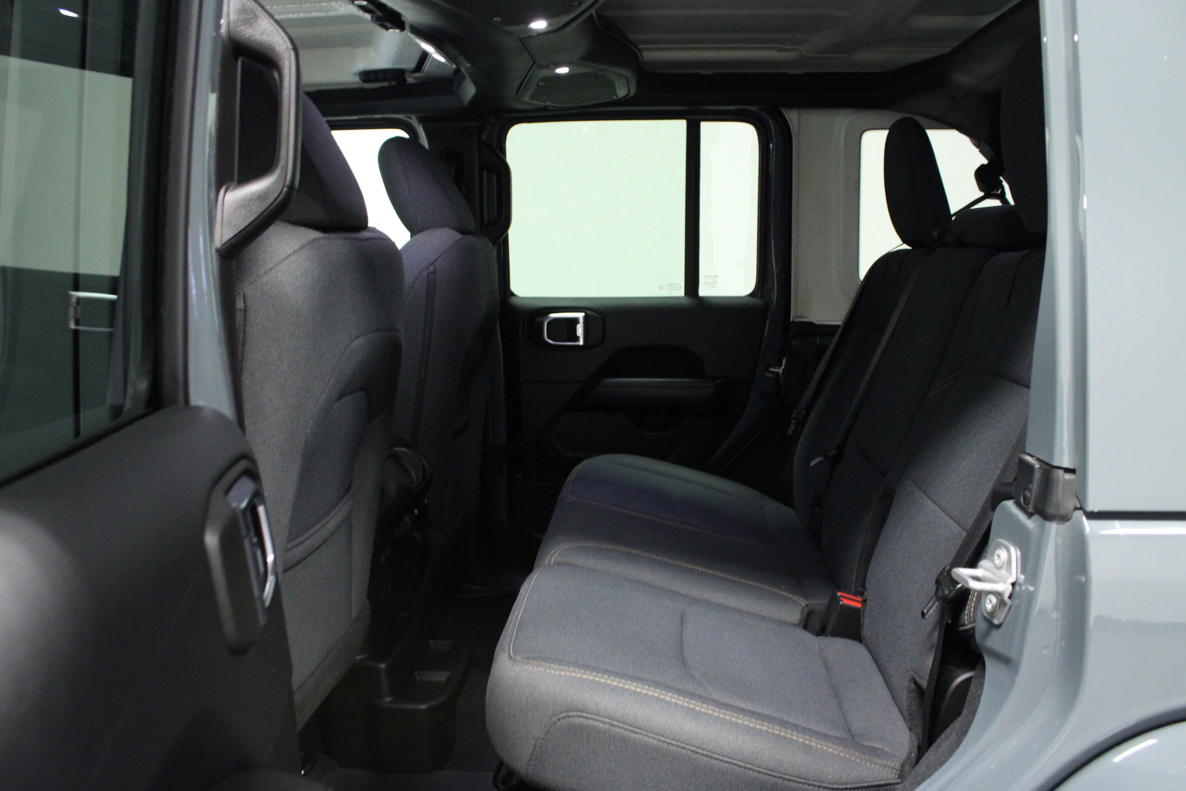 Used 2025 Anvil Clear Coat Jeep Sahara image 13