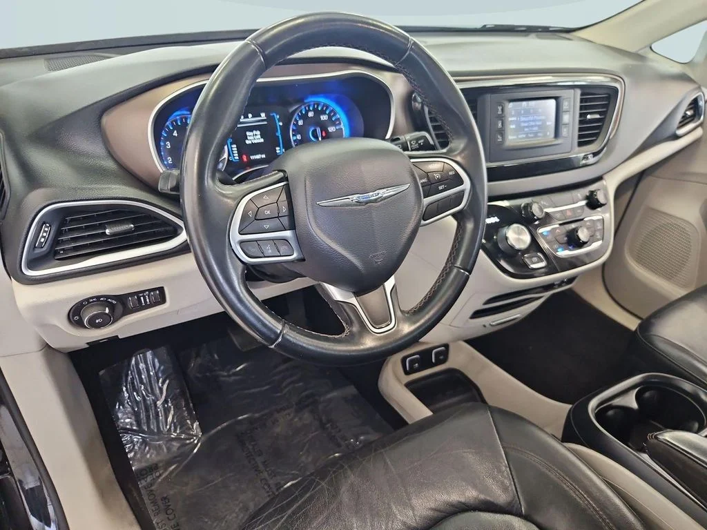 Used 2017 Brilliant Black Crystal Pearlcoat Chrysler Touring L image 13