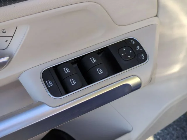 Used 2023  Mercedes-Benz GLB 250 image 13