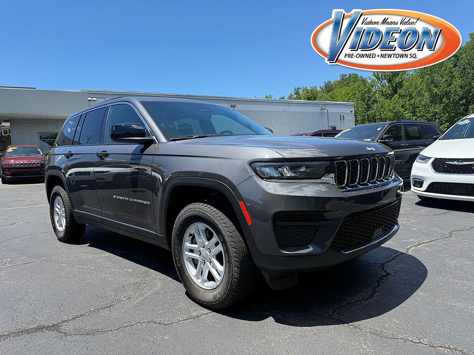 Used 2025 Baltic Gray Metallic Clearcoat Jeep Laredo image 1