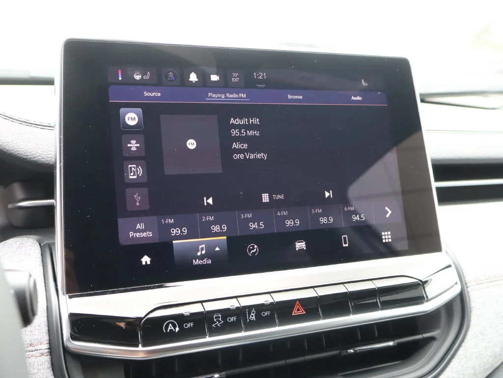 Used 2024 Gray Jeep Latitude Lux image 34