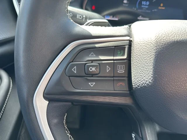 Used 2023 White Jeep Altitude image 17