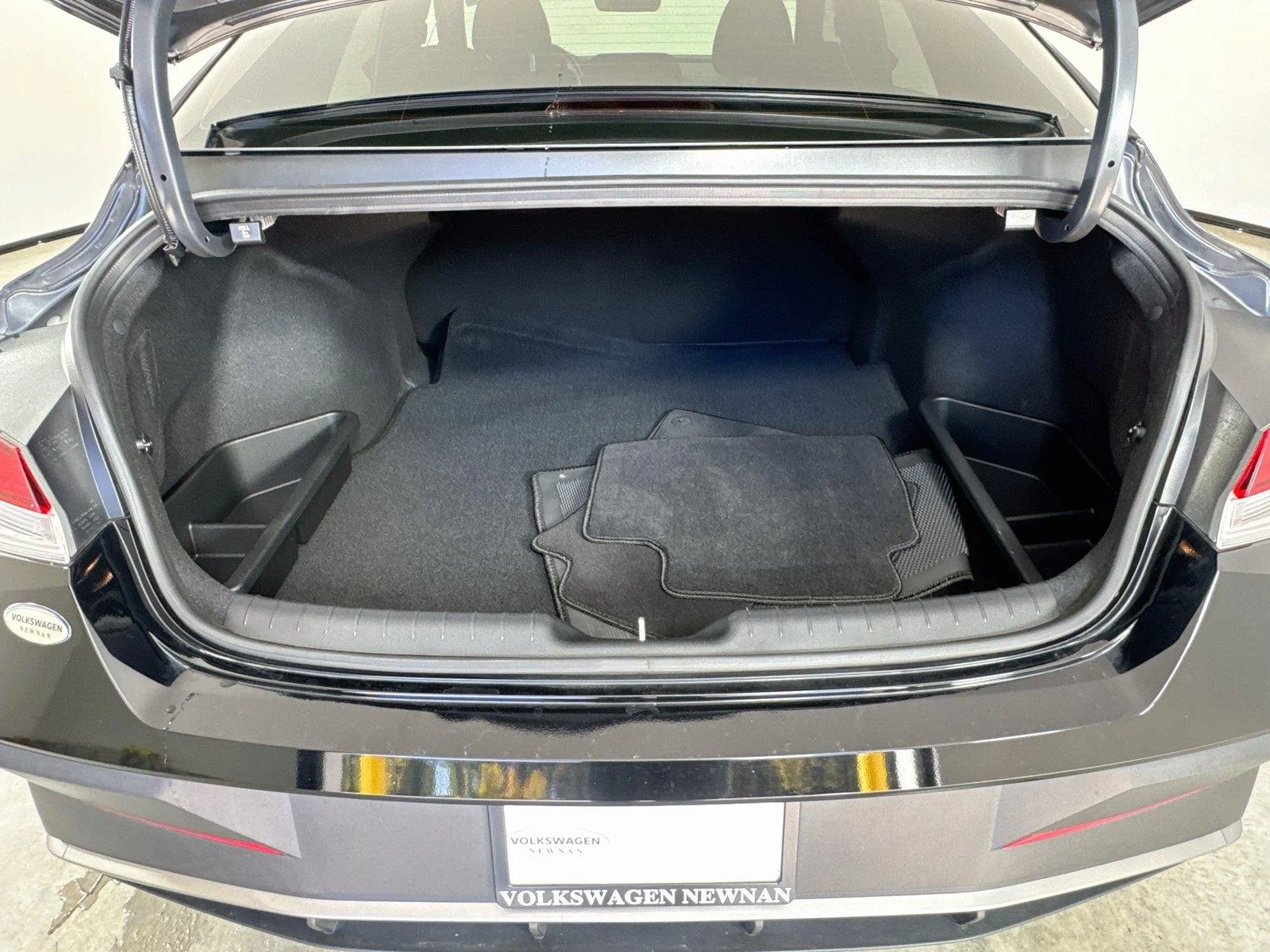 Used 2025 Abyss Black Hyundai SEL Sport image 23
