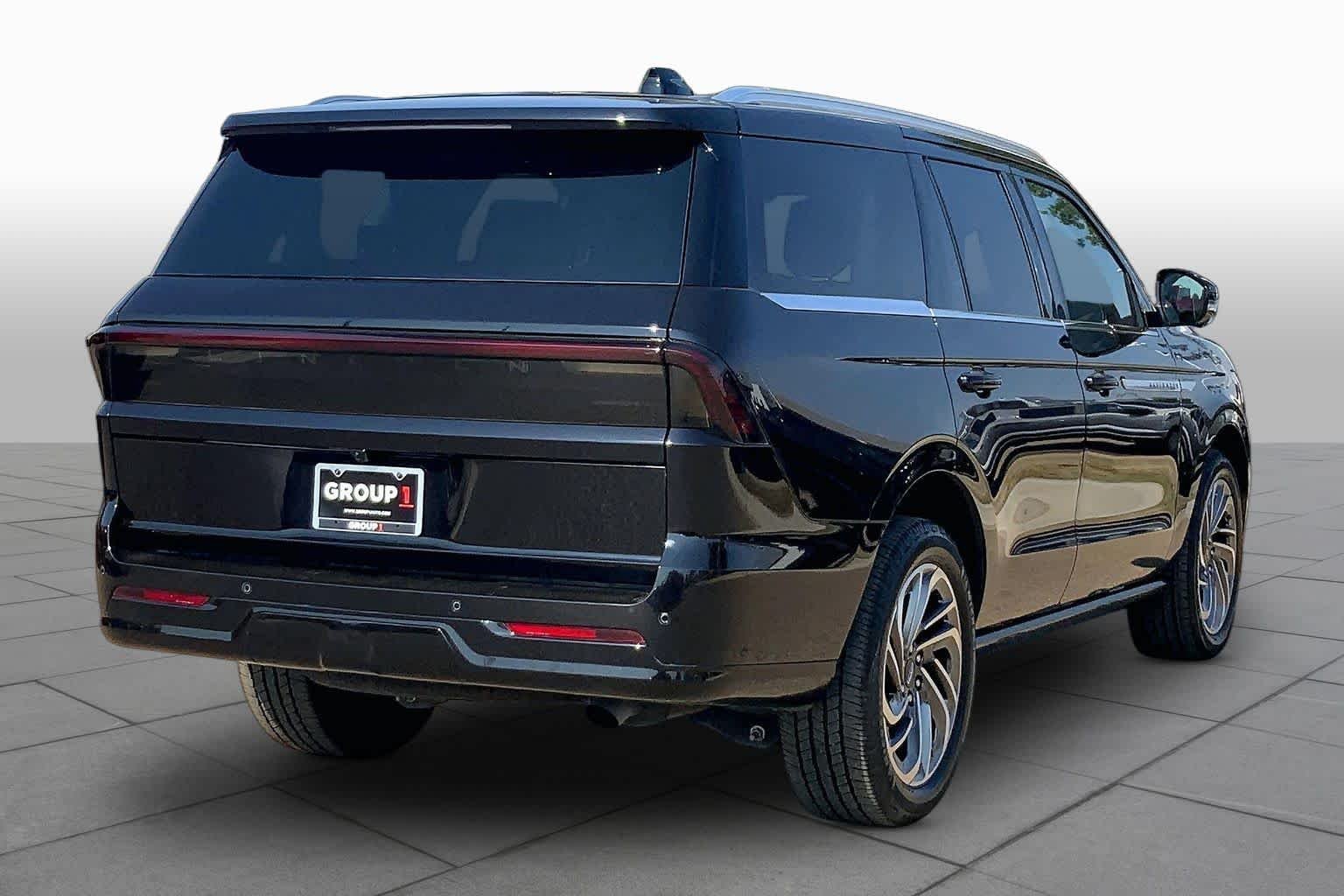 Used 2025 Infinite Black Metallic Clearcoat Lincoln Reserve image 13