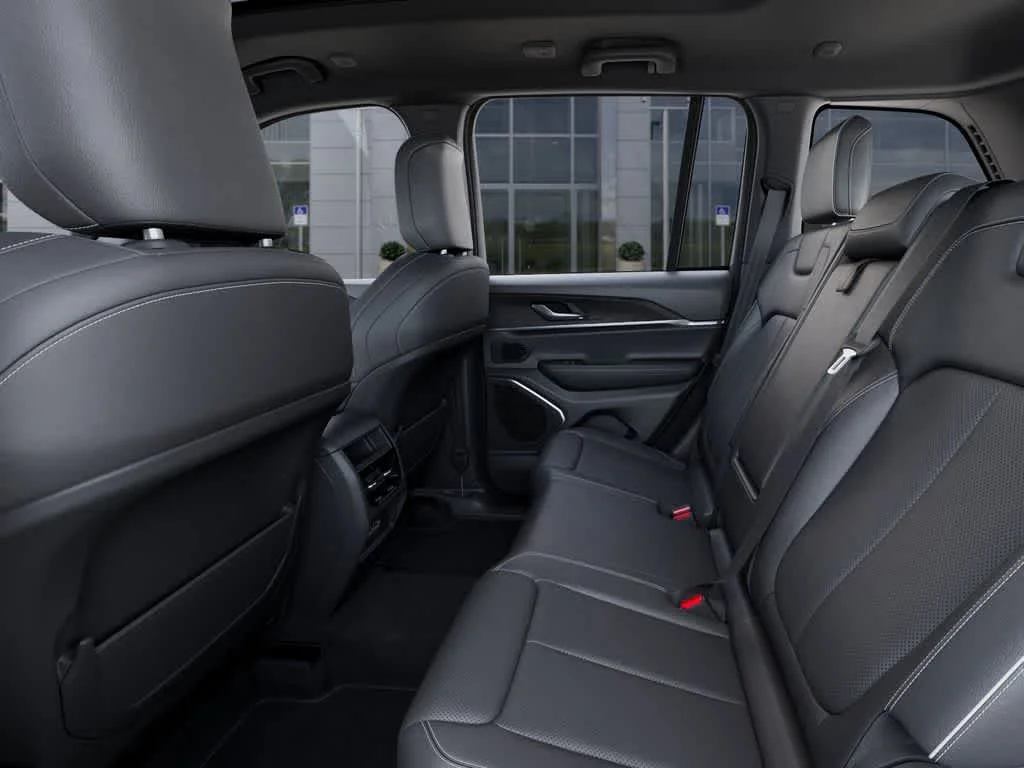 New 2026 Bright White Clear-Coat Exterior Paint Jeep Limited Reserve image 23