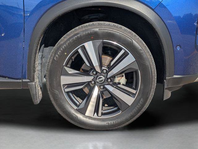 Used 2022 Caspian Blue Metallic Nissan Platinum image 31