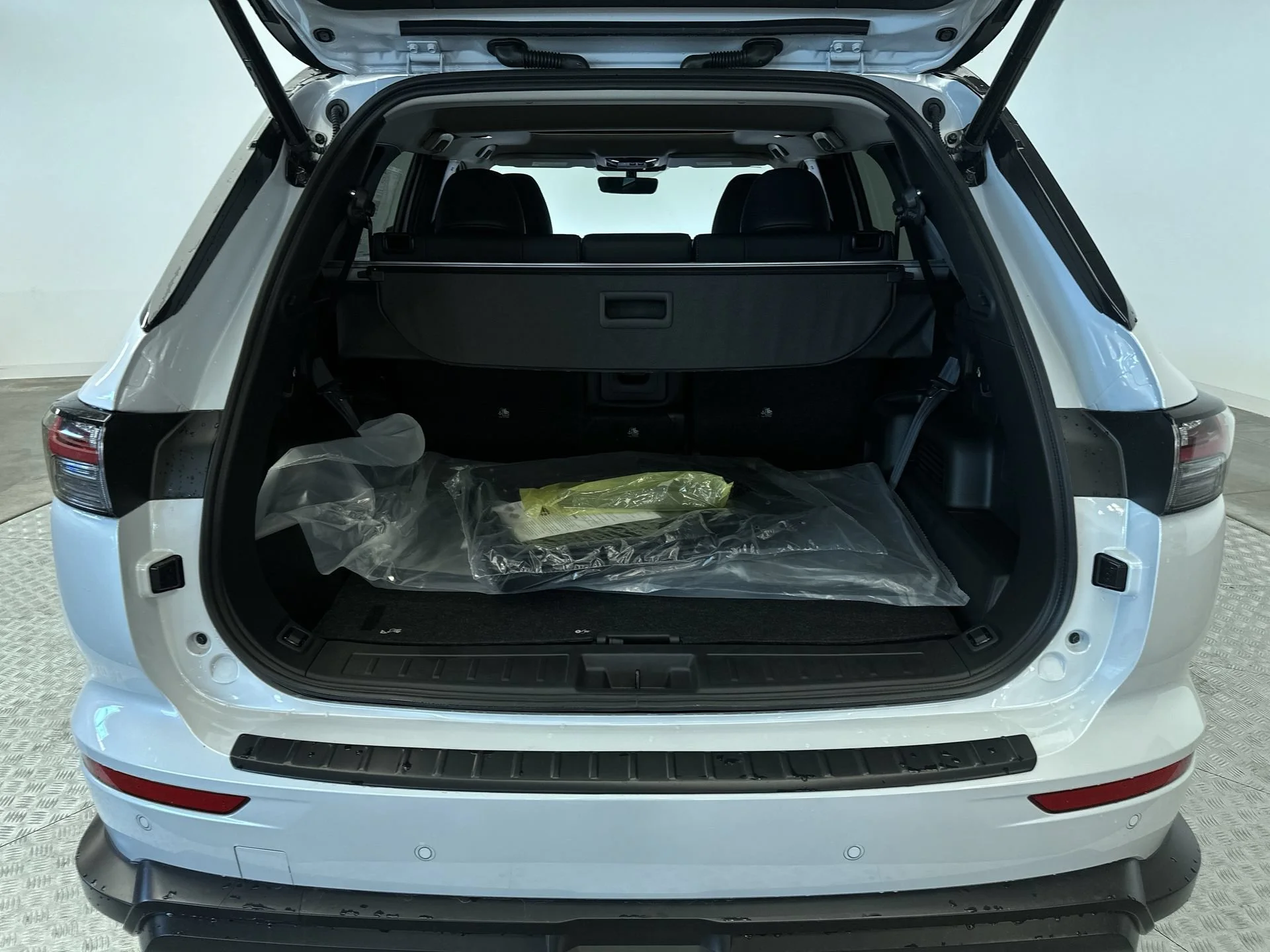 New 2026 White Diamond/Black Roof Mitsubishi Trail Edition image 25