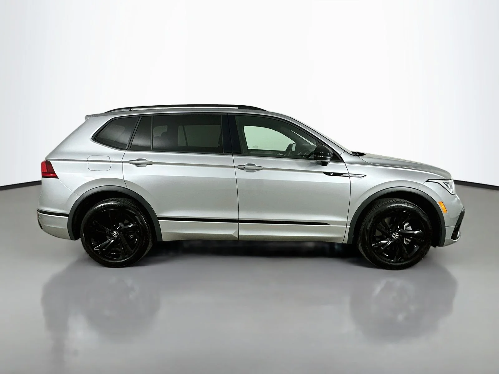 Used 2024 Silver Volkswagen  image 4