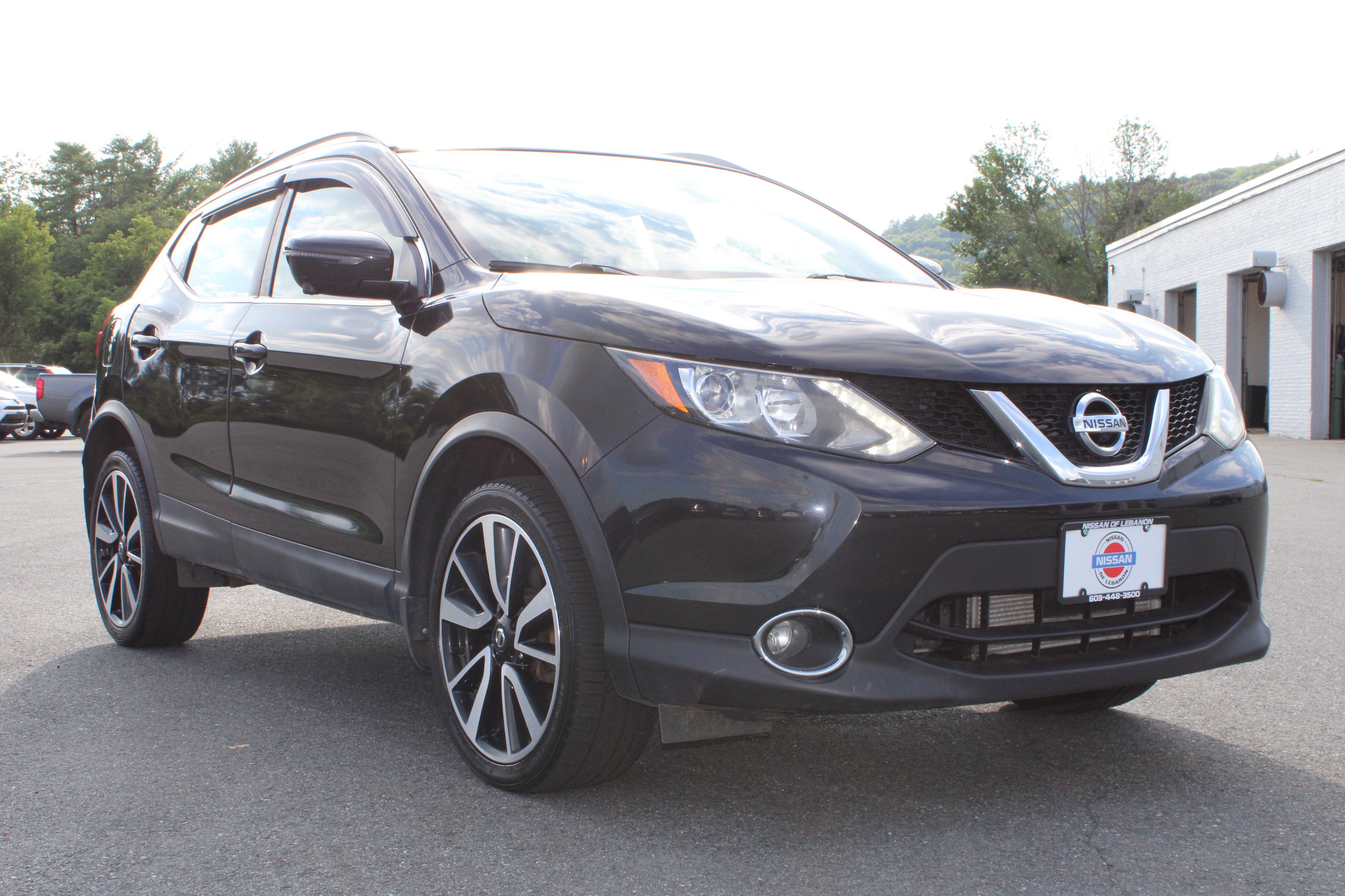 Used 2017 Magnetic Black Nissan SL image 4