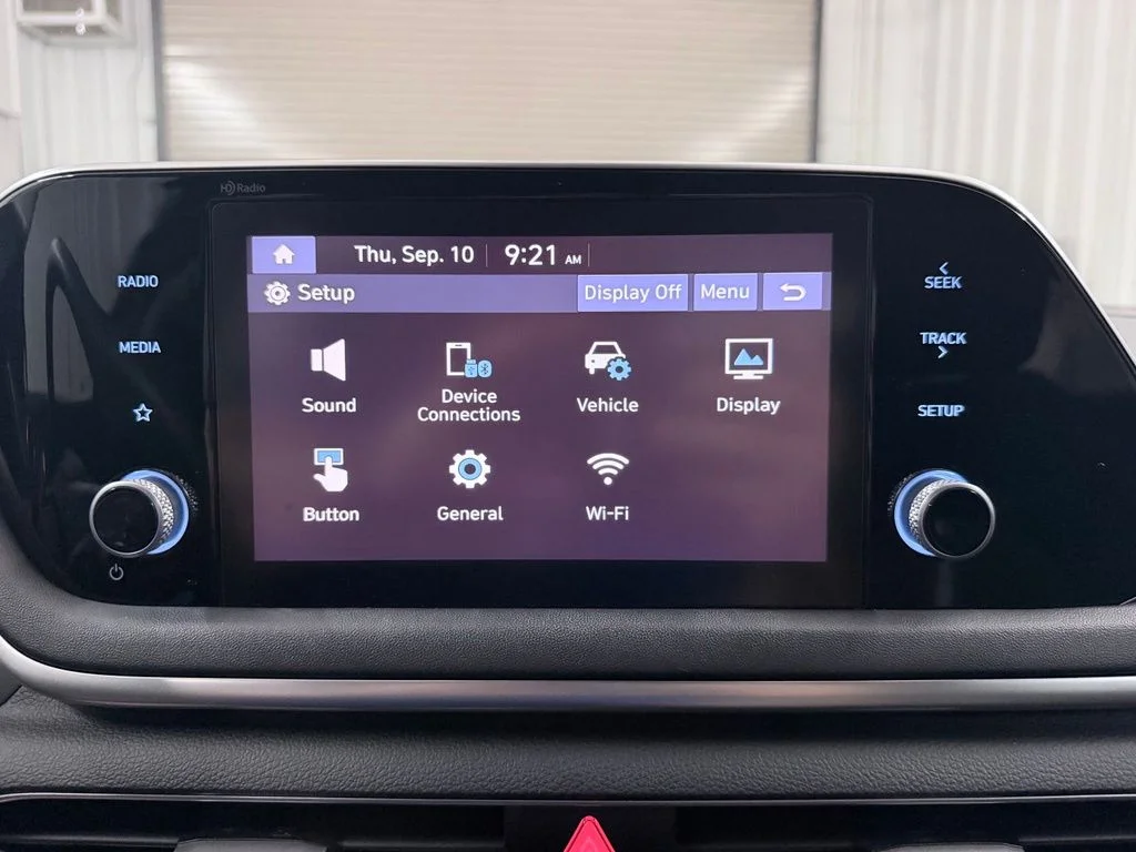 Used 2021 Black Hyundai SE image 17