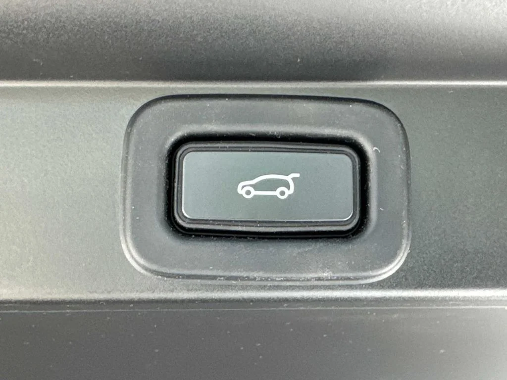 Certified Used 2023 White Land Rover SE image 12