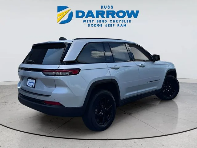 Used 2025 Silver Jeep Altitude image 5
