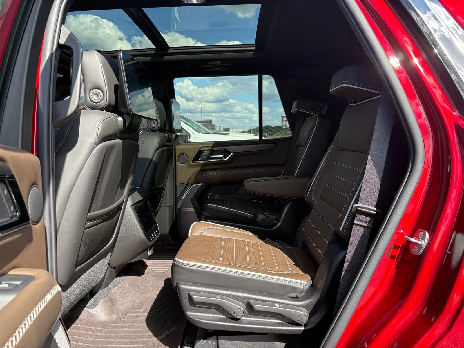 2026 GMC Yukon Denali Ultimate - Photo 34