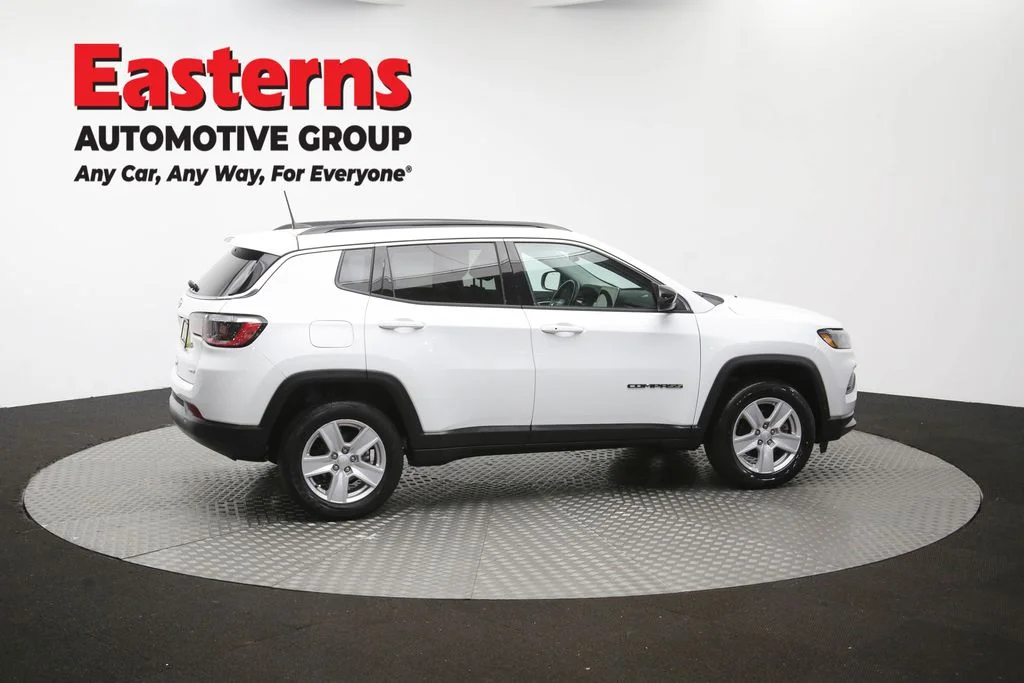 Used 2022 White Jeep Latitude image 43