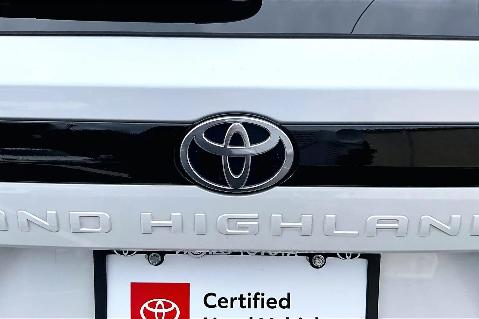 Used 2025 Wind Chill Pearl Toyota LE image 31