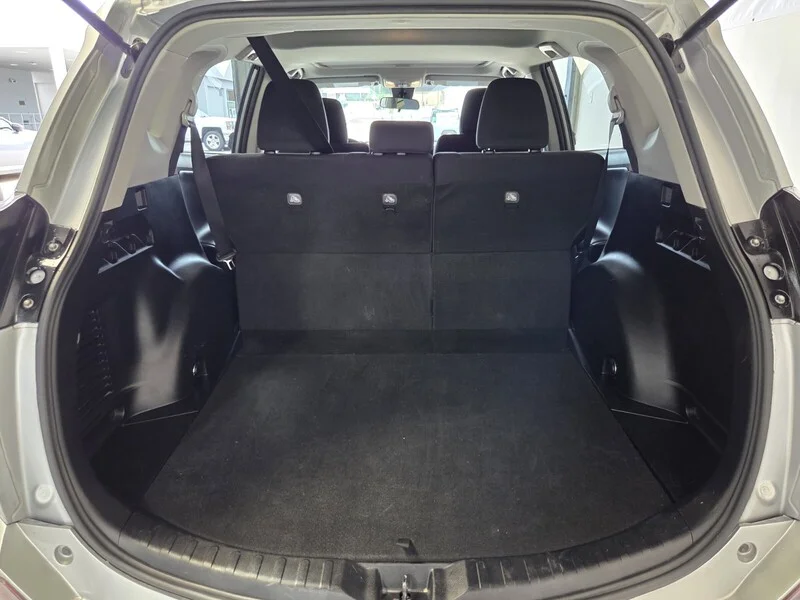 Used 2018 Silver Sky Metallic TOYOTA XLE AWD image 18