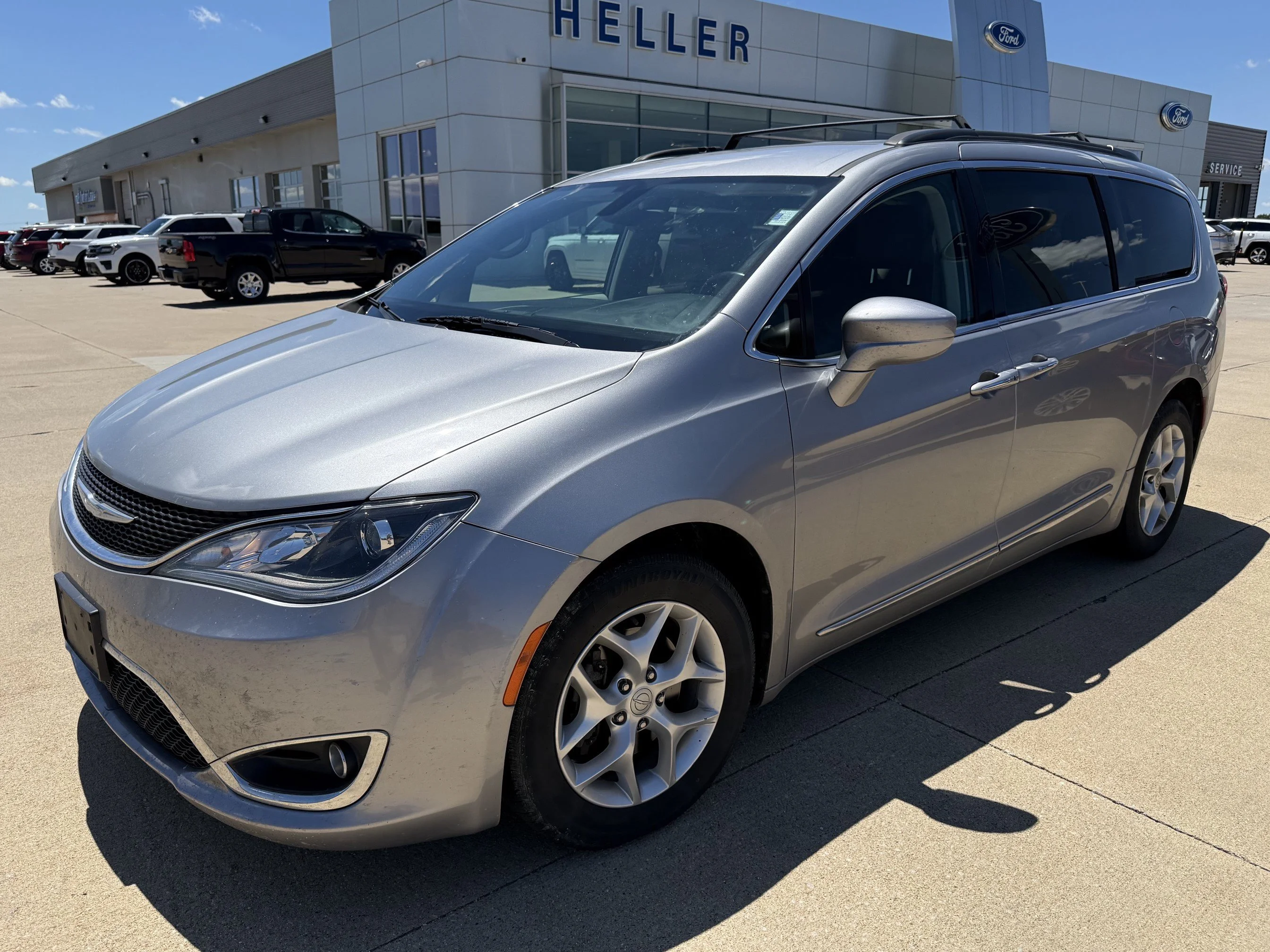 Used 2017 Billet Silver Metallic Clearcoat Chrysler Touring L image 3