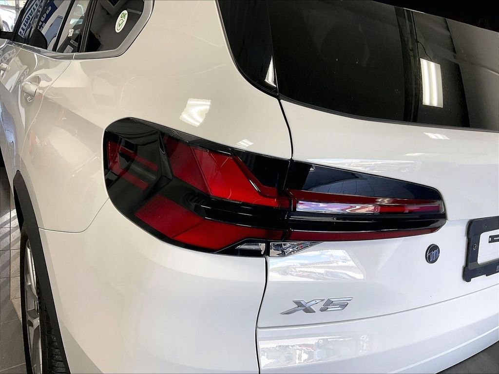 Used 2025 White BMW xDrive40i image 33