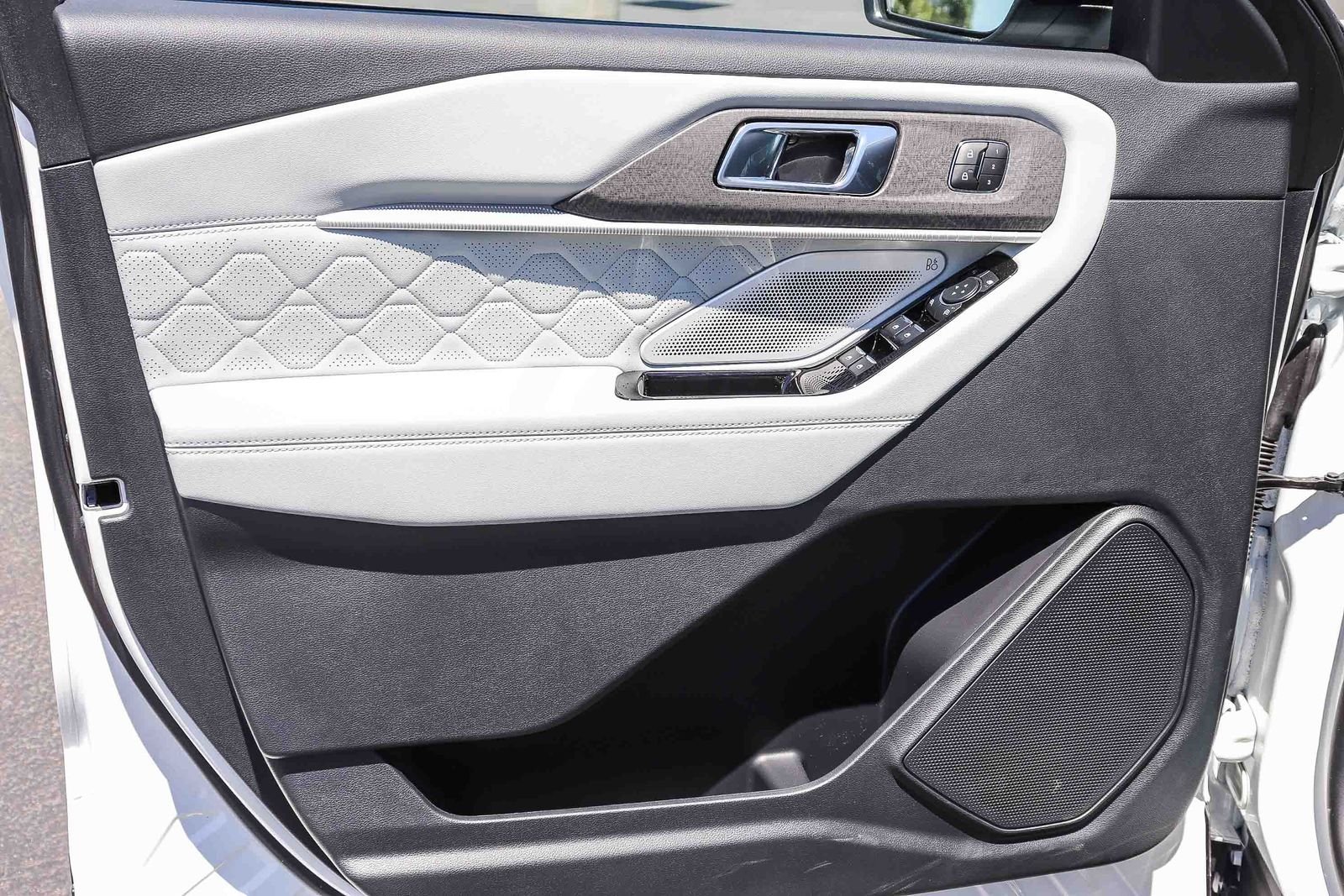 New 2026 Star White Metallic Tri-Coat Ford Platinum™ image 21