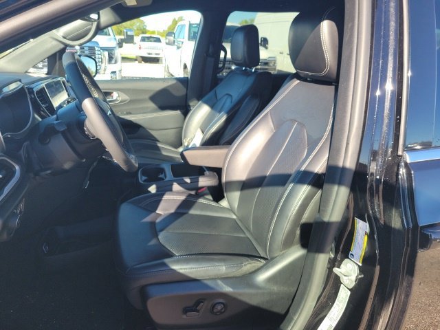 Used 2025 Black Chrysler Select image 17