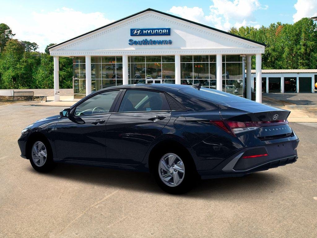 New 2026 Black Hyundai SE image 4