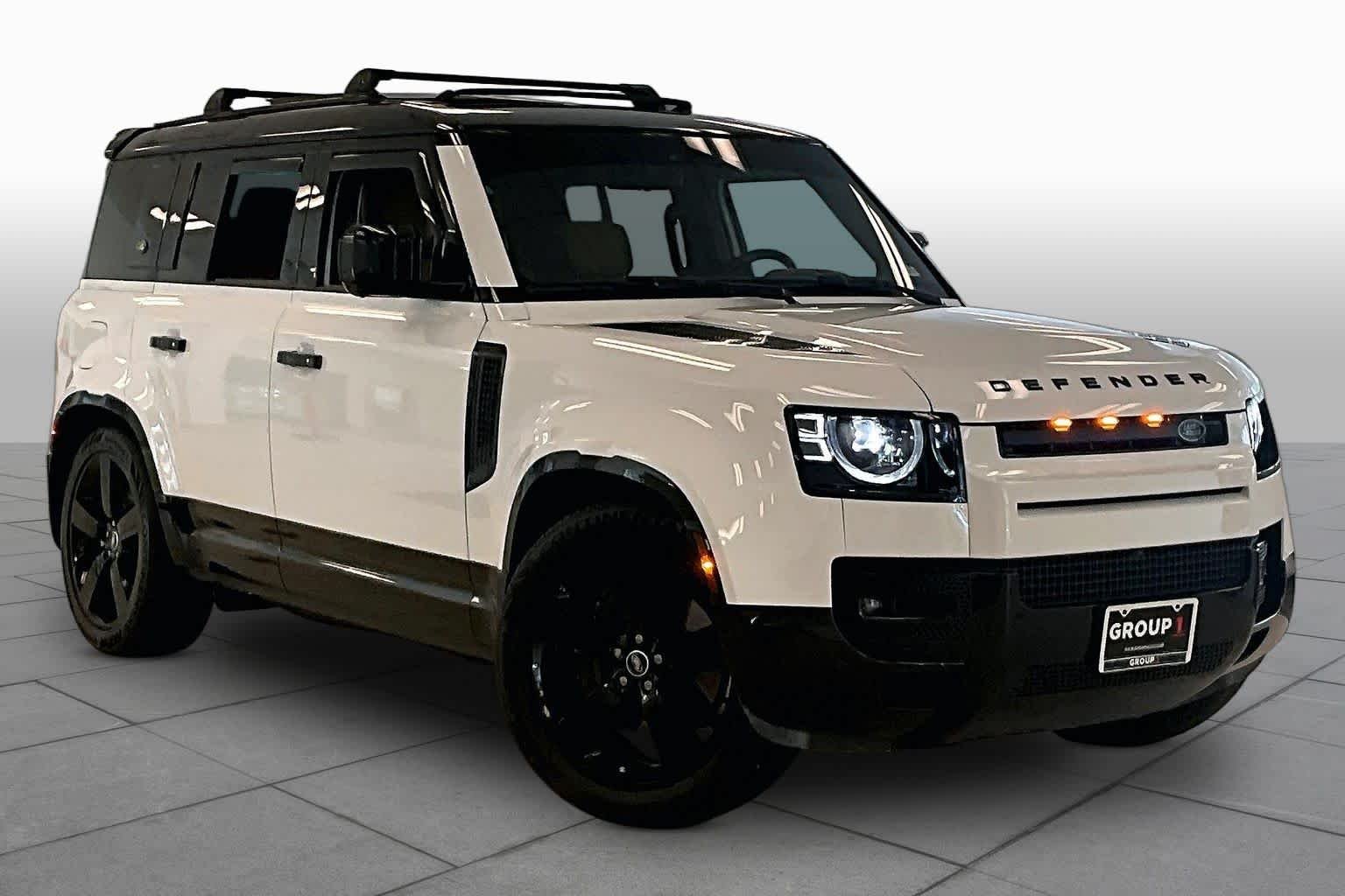 Used 2025 Fuji White Land Rover X-Dynamic SE image 2
