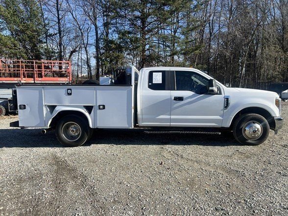 2017 Ford F-350 Super Duty Chassis Cab XLT