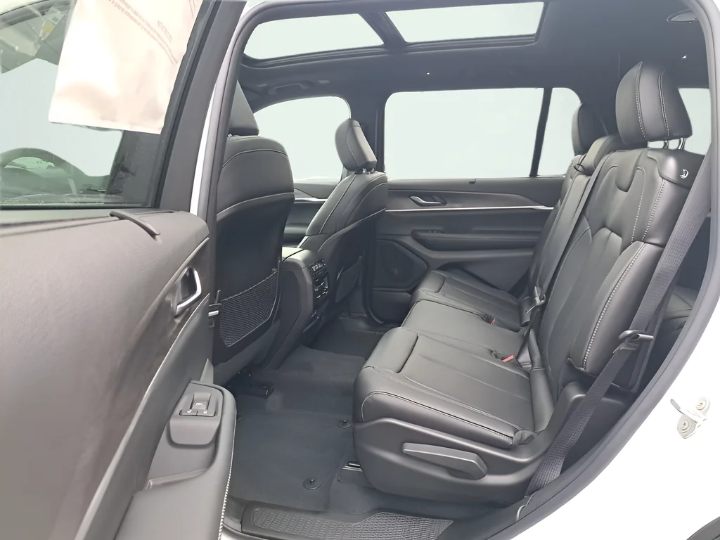 New 2025 Bright White Clear-Coat Exterior Paint Jeep Limited image 12