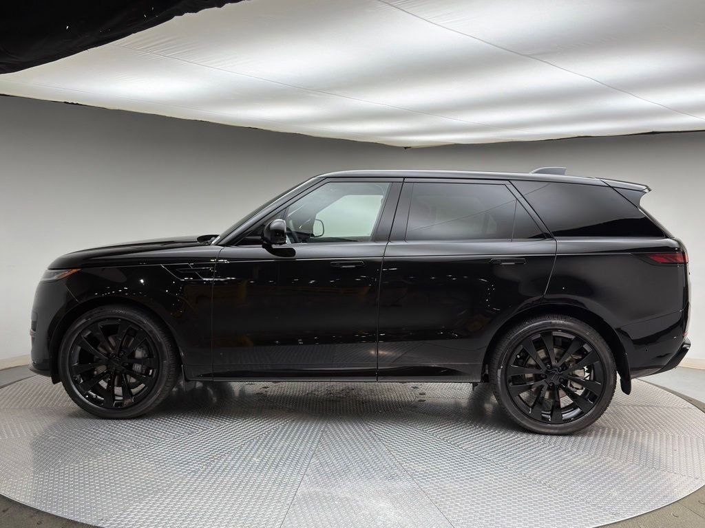 New 2026 Obsidian Black in Gloss Finish Land Rover Dynamic SE image 2