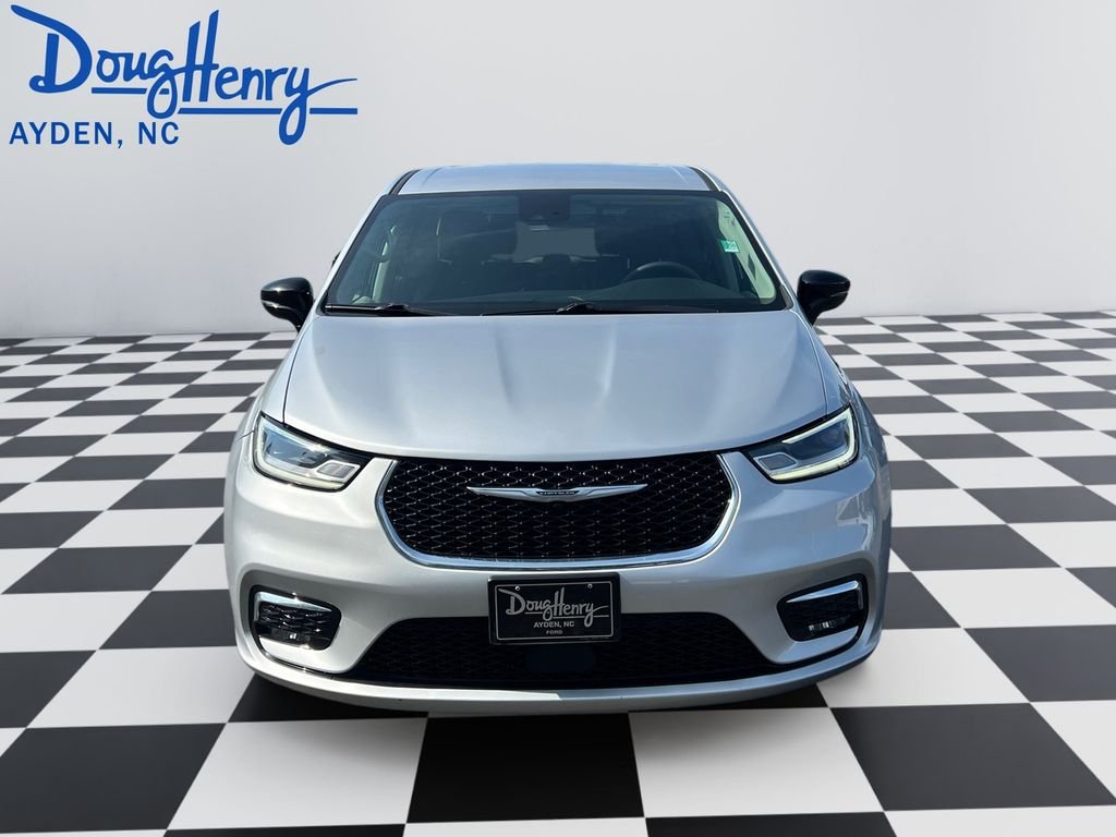 Used 2024 Silver Chrysler Touring L image 8