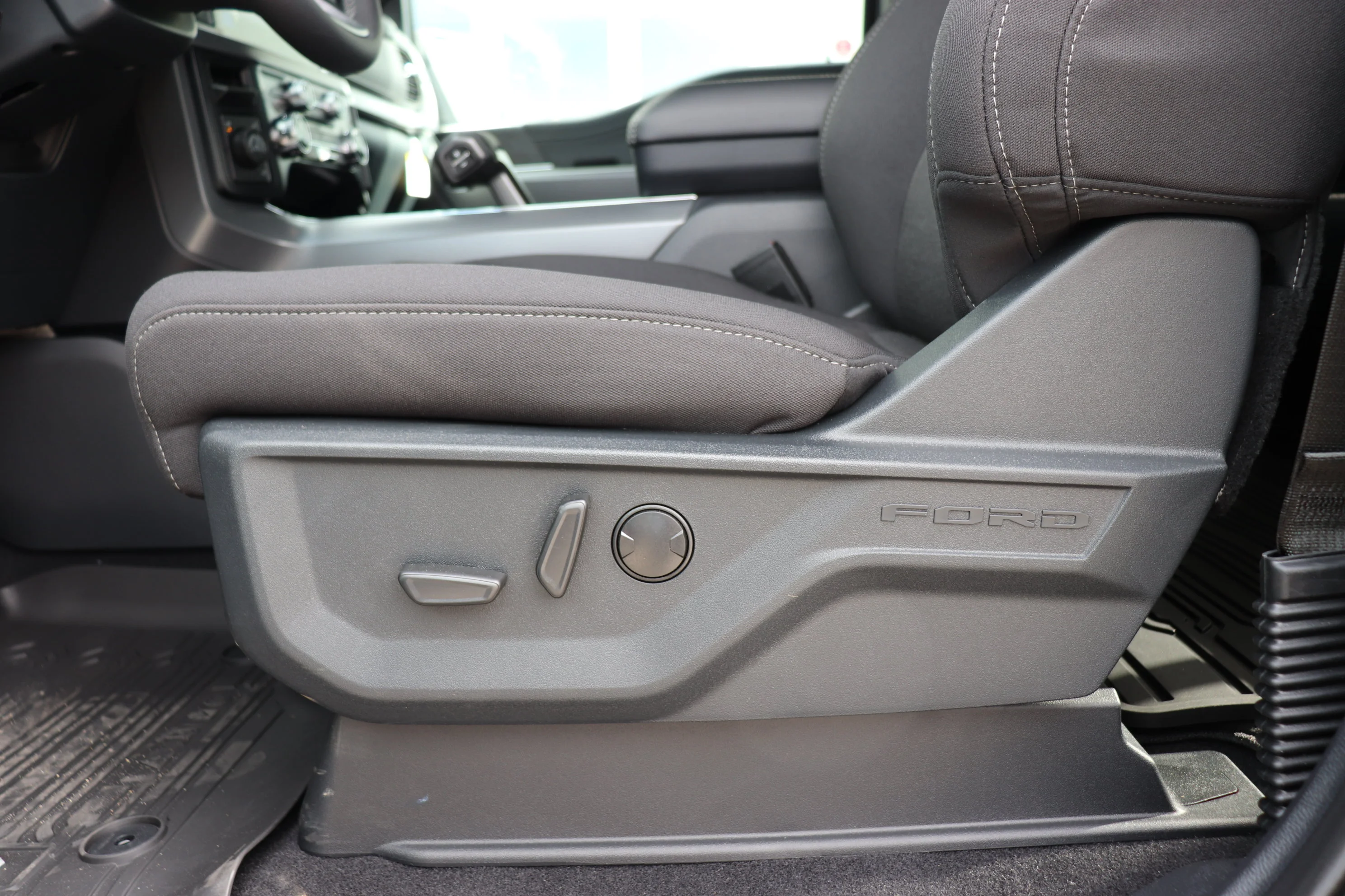 New 2026 CARBONIZED GREY METALLIC Ford XLT image 8