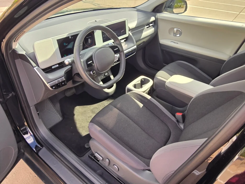 Used 2023 Abyss Black Hyundai SE image 25