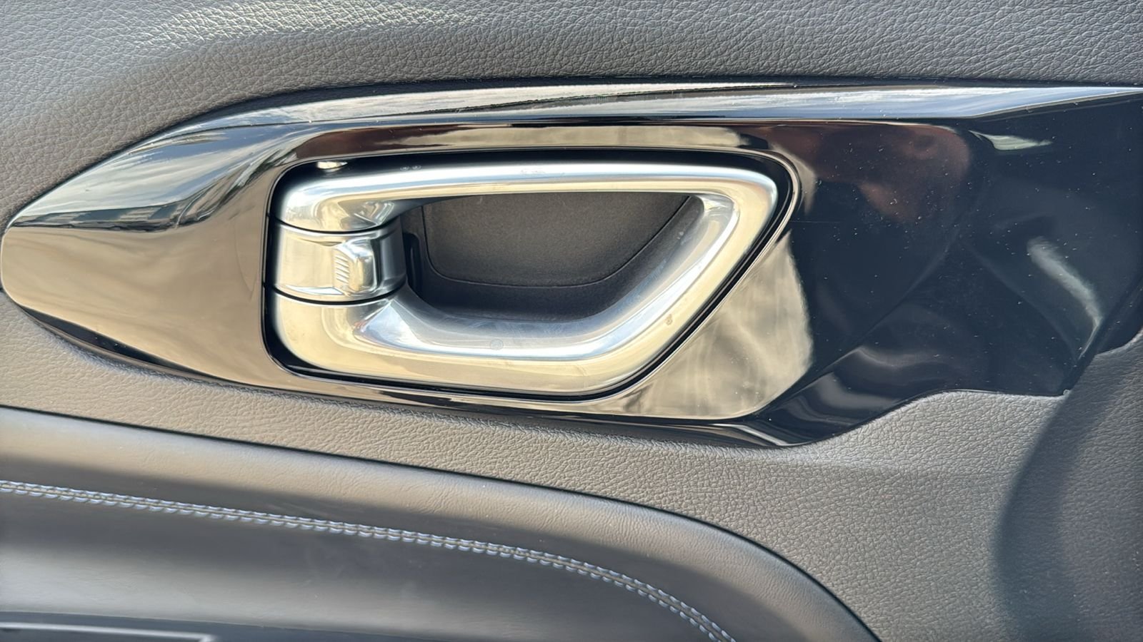 New 2026 Silver Zynith Metallic Clearcoat Jeep Latitude image 19