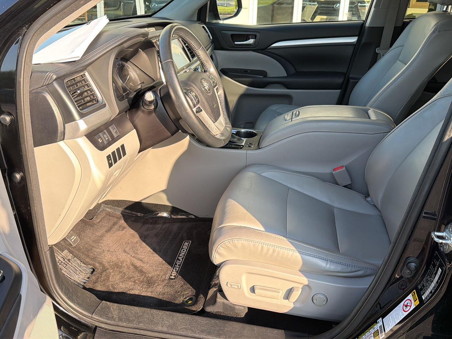 Used 2017 Midnight Black Metallic Toyota XLE image 10
