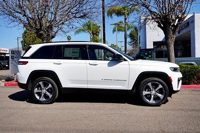 New 2026 Bright White Clear-Coat Exterior Paint Jeep Limited image 7