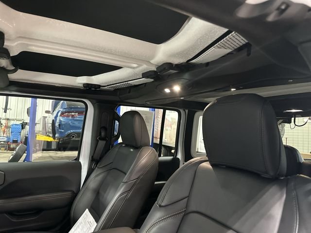 Used 2025 White Jeep Sahara image 20
