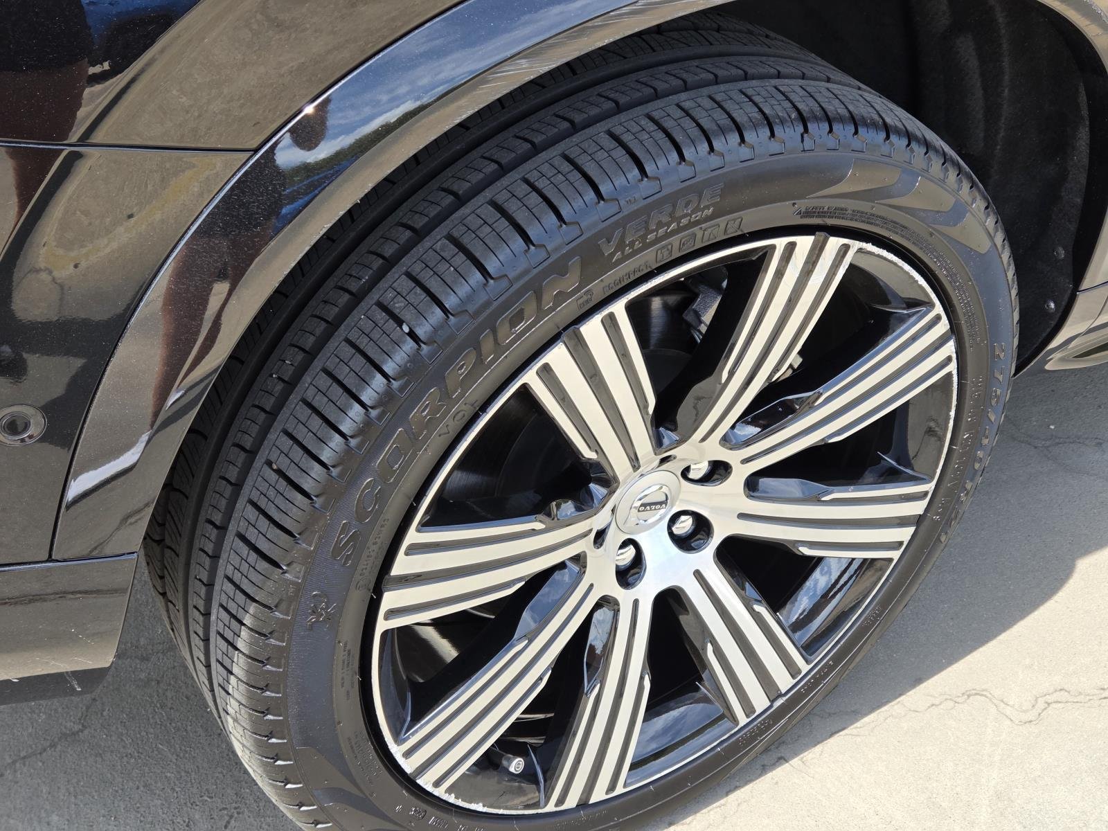 Used 2024 Onyx Black Metallic Volvo Plus Bright Theme image 10