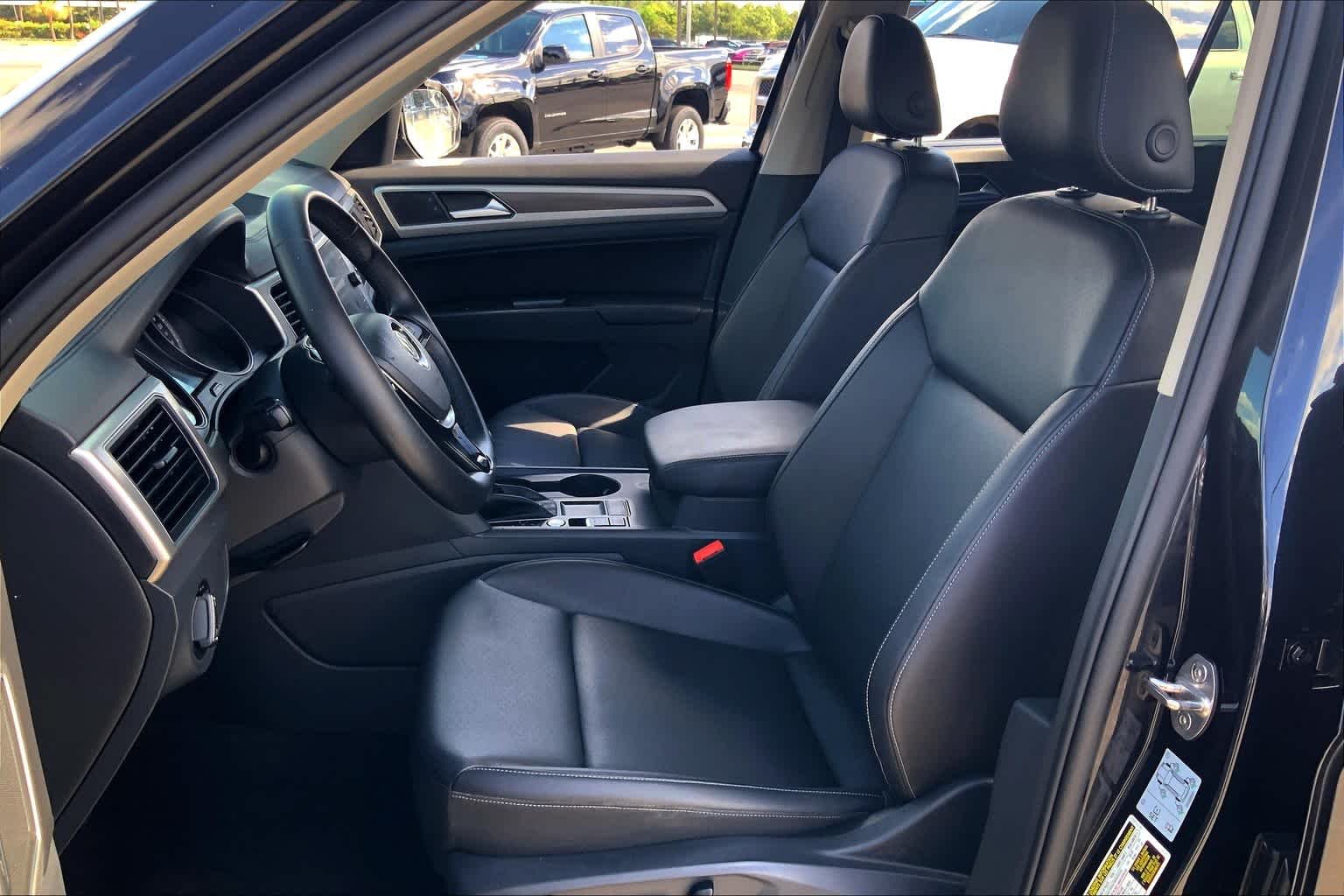 Used 2018 Deep Black Pearl Volkswagen 3.6L V6 SE w/Technology image 8