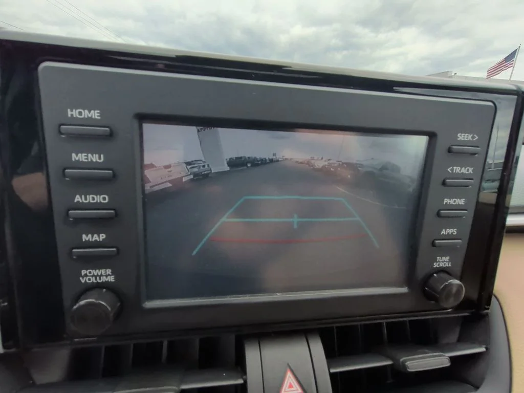Used 2019  Toyota XLE image 18