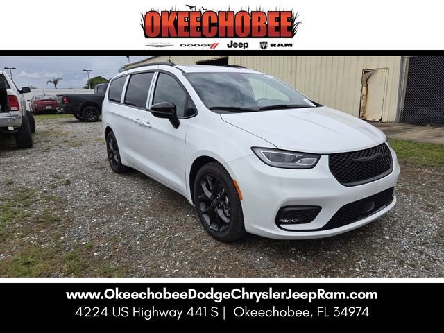 2025 Chrysler Pacifica Limited's photo