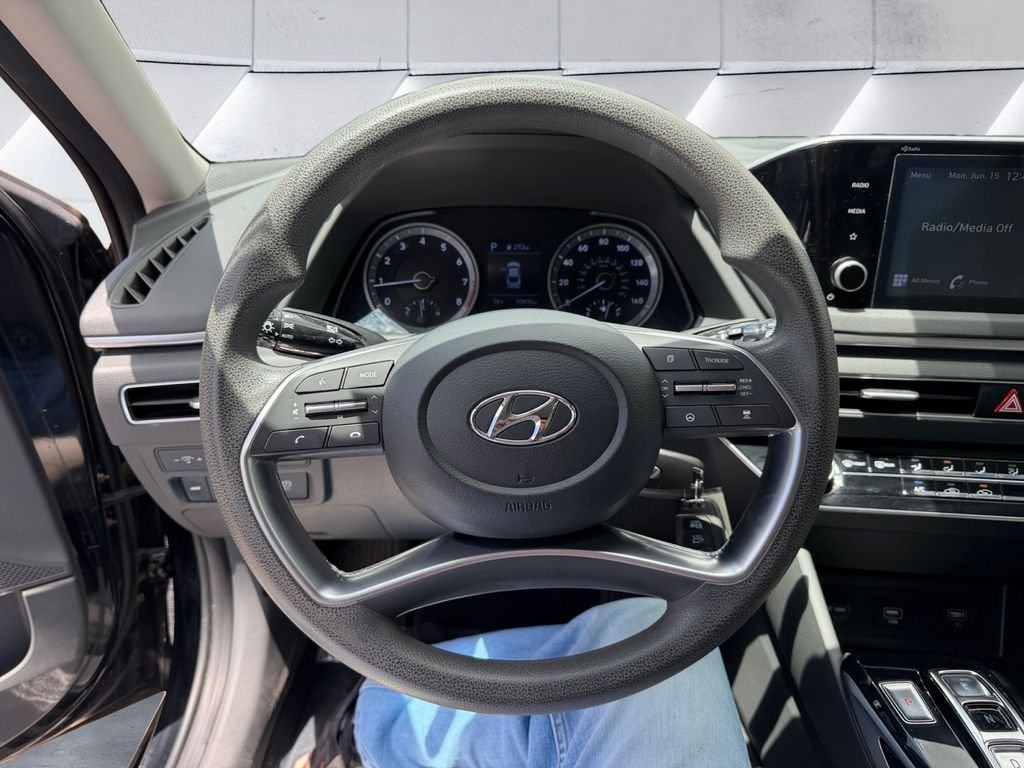Used 2023 Black Hyundai SE image 9