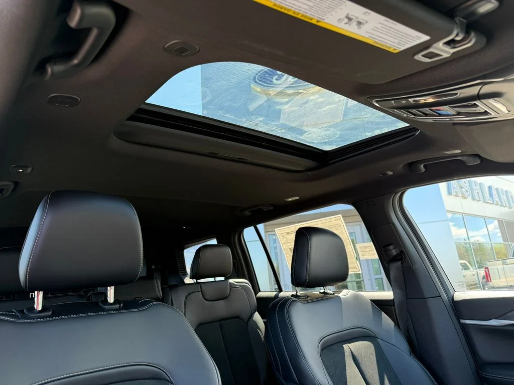 New 2026 Diamond Black Crystal Pearlcoat Jeep Laredo image 16