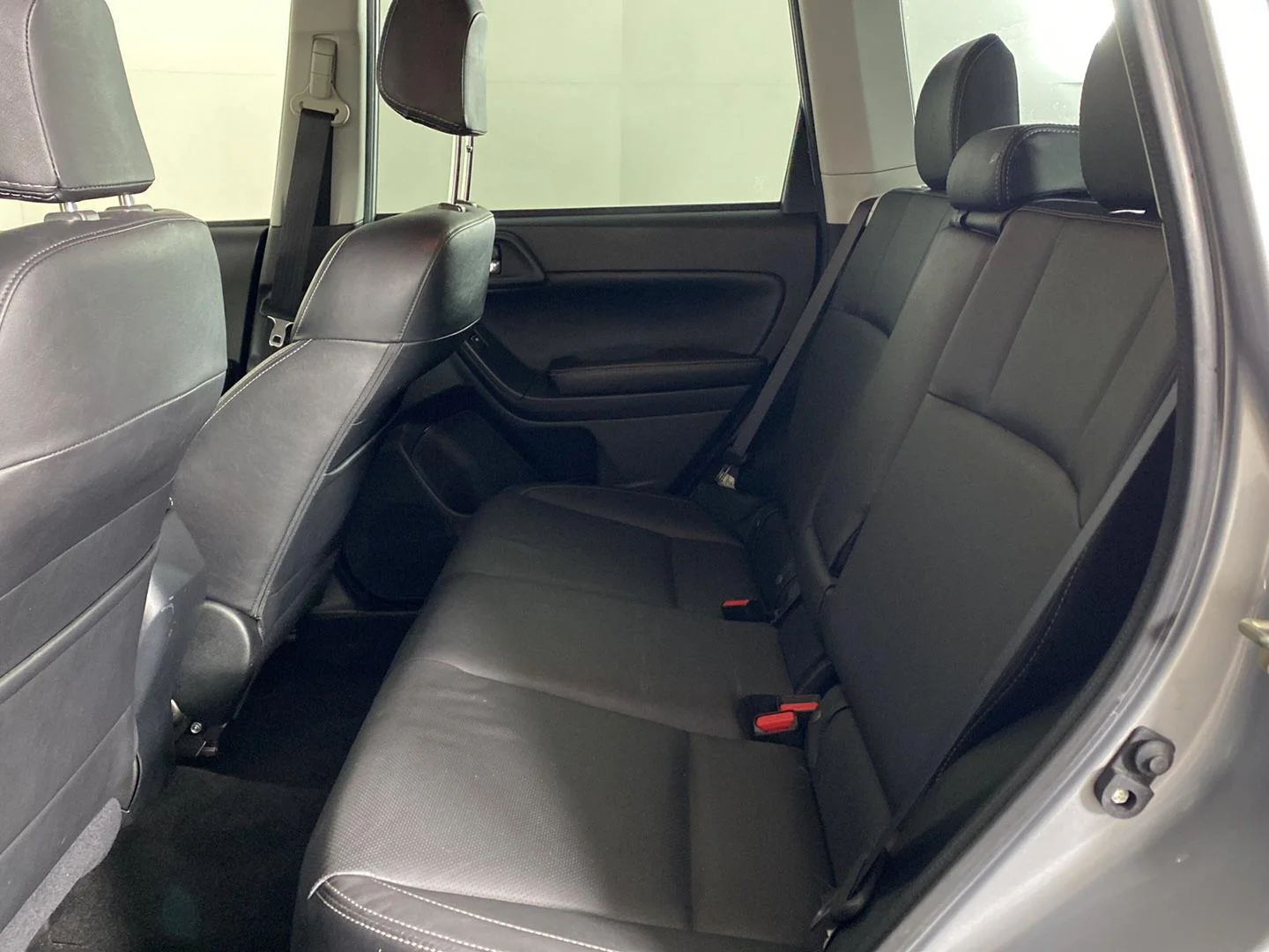Used 2018 Ice Silver Metallic Subaru Limited image 15