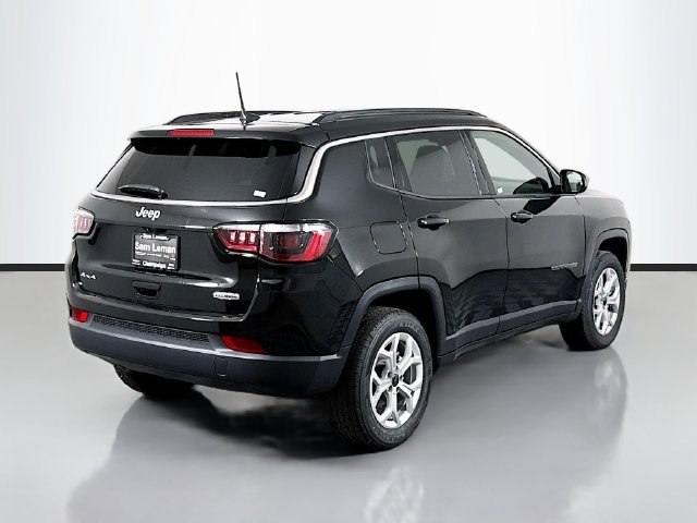 New 2026 Diamond Black Crystal Pearl-Coat Exterior Paint Jeep Latitude image 7