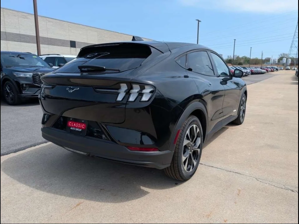 New 2026 Shadow Black Ford Select image 3
