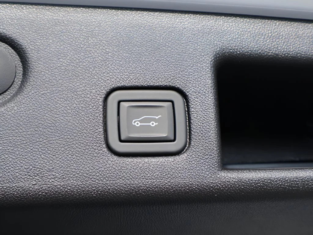 Used 2024 White Chevrolet Premier image 18